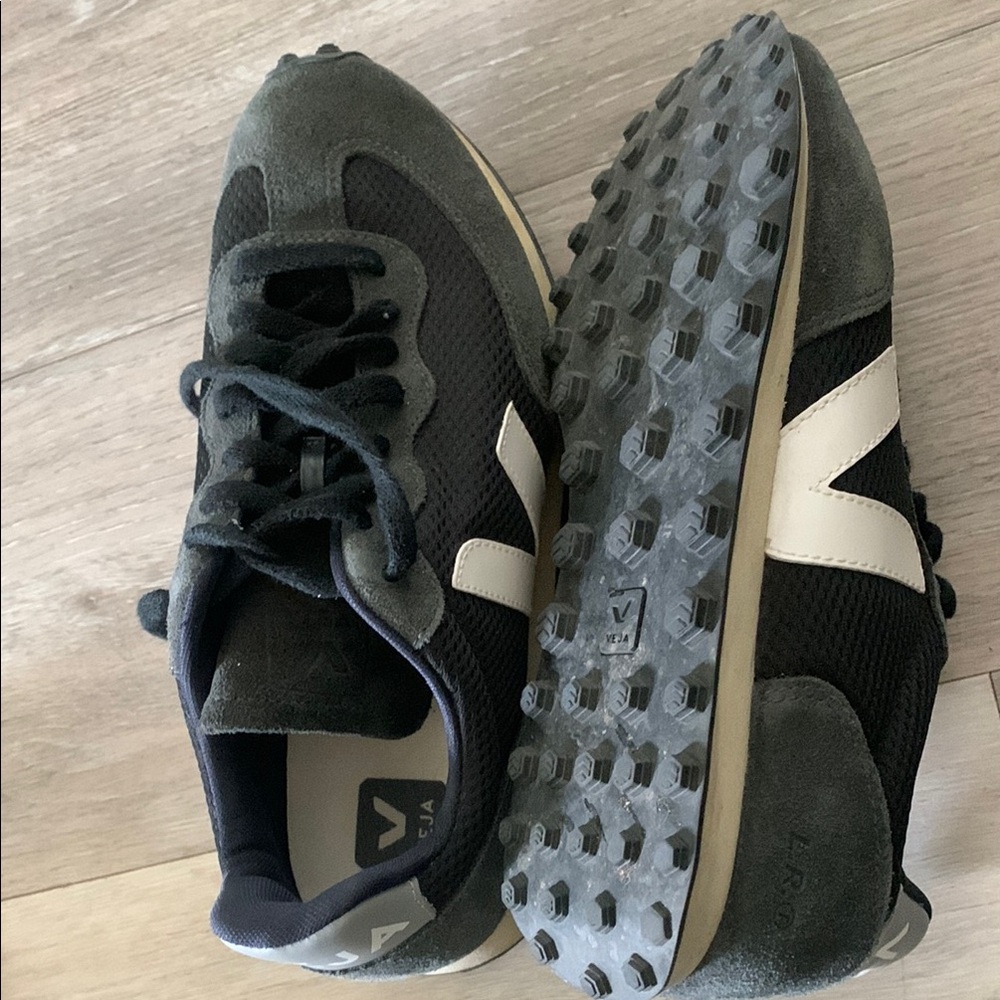Veja Black and White Sneakers Classic Design - Picture 7 of 8